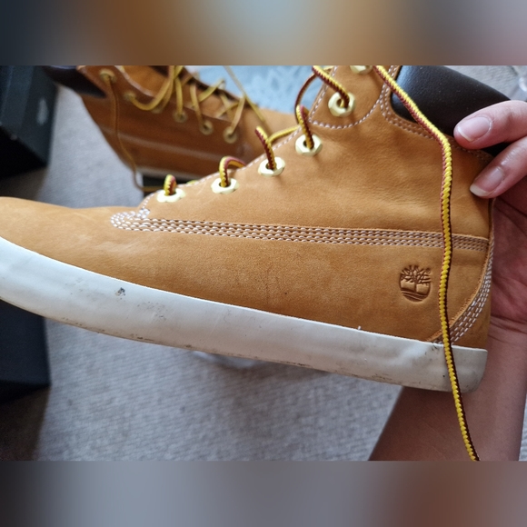 Timberland 6 Inch Classic Tan Boots Womens - Picture 2 of 5